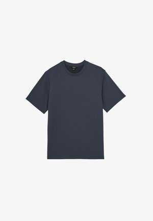 Marineblå kortærmet T-shirt med et struktureret stof og en rund halsudskæring. Designet er enkelt, uden synlige mønstre eller accenter.