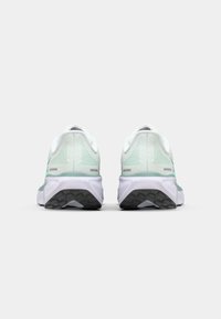 Lichte hardloopschoenen met een mentaal en wit mesh bovenwerk, gekenmerkt door een gewatteerde kraag, reflecterende accenten en een getextureerde rubberen loopzool.