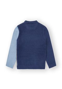 Suéter de punto azul marino y celeste con cuello redondo, mangas en contraste y dobladillo acanalado. Textura suave con un diseño de bloques de color.