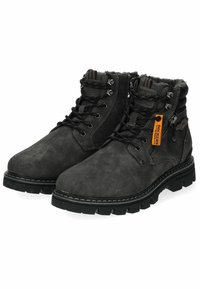 Botas de senderismo de ante gris con suela de goma negra, ojales de metal y un forro interior suave. Presentan una etiqueta de marca y costuras reforzadas.