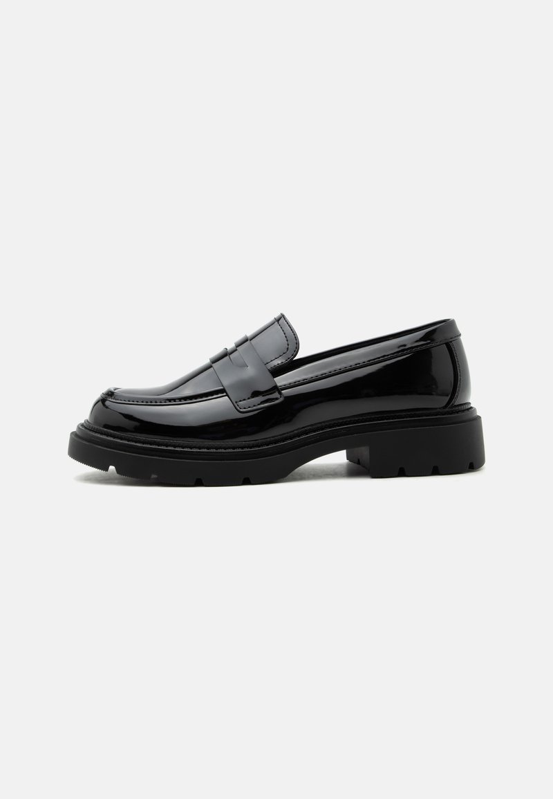 Mocassin en cuir noir brillant avec semelle épaisse à crampons et bride penny, présenté en profil latéral sur fond blanc uni.