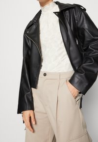 Gina Tricot Jacka i konstläder - black