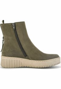 Stivale alla caviglia in camoscio verde oliva con cerniere laterali, suola piatta rialzata beige e scanalature testurizzate sul fondo.
