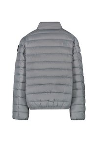 Grijze pufferjack met horizontale stiksels, hoge kraag en elastische manchetten. Voorzien van een logopatch op de linker mouw. Lichtgewicht materiaal.