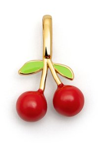 Colgante de oro en forma de cereza con dos cerezas rojas y dos hojas verdes sobre un fondo blanco.