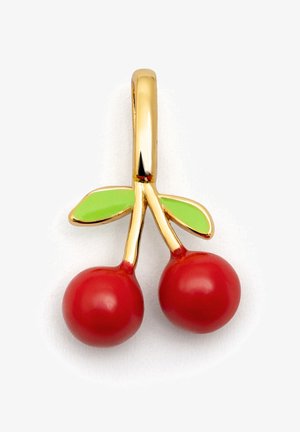 Colgante de oro en forma de cereza con dos cerezas rojas y dos hojas verdes sobre un fondo blanco.