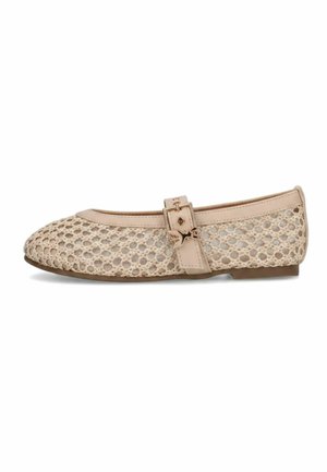 Scarpa piatta beige con design in rete intrecciata, dotata di cinturino in pelle e fibbia metallica sulla parte superiore, e tacco basso.