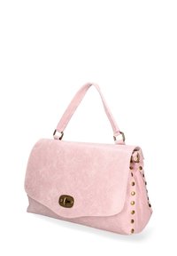 Roze faux suede handtas met een klepafsluiting, messing hardware en gespikedetails aan de zijkant. Gestructureerde vorm met een handvat aan de bovenkant.