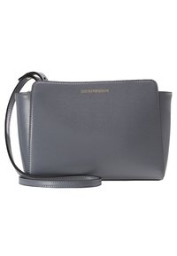 Szara skórzana torebka na ramię o gładkiej fakturze, prostokątnym kształcie, z ozdobnym złotym logo i regulowanym paskiem.