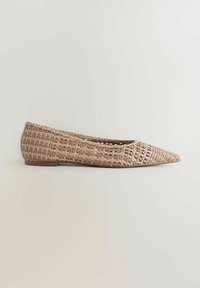 Beige vævet flad sko med spids tå, lav hæl og åndbar åbenvævet design, sidevisning på en ensfarvet baggrund.