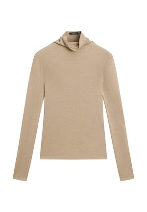 Beige langærmet top med bådudskæring, lavet af et blødt, glat stof. Simpelt design uden mønstre eller yderligere accenter.