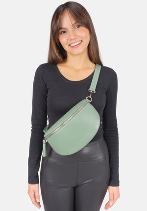 Münzgrüne Leder-Umhängetasche mit geschwungener Form, silberner Hardware und einem Reißverschluss oben. Verstellbarer Riemen für vielseitiges Tragen.