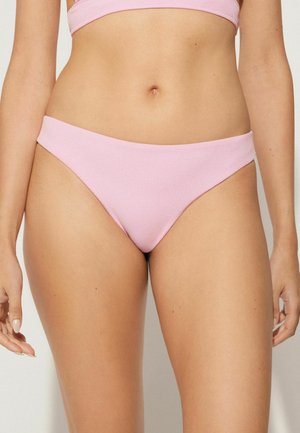 Różowe majtki bikini wykonane z teksturowanej tkaniny. Posiadają niską talię i szeroką gumkę w pasie. Prosty, minimalistyczny krój z czystymi liniami.