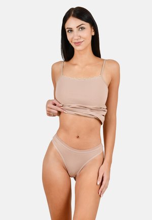 Camisole in cotone beige con rifiniture in pizzo e spalline regolabili, abbinata a perizoma a vita alta in coordinato, texture liscia, design avvolgente.
