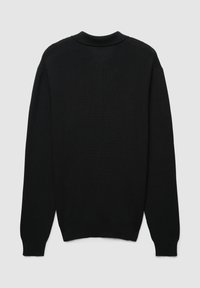 Schwarzer Strickpullover mit gerippter Textur, runder Halslinie und langen Ärmeln. Die Rückseite zeigt ein nahtloses Design ohne zusätzliche Details.