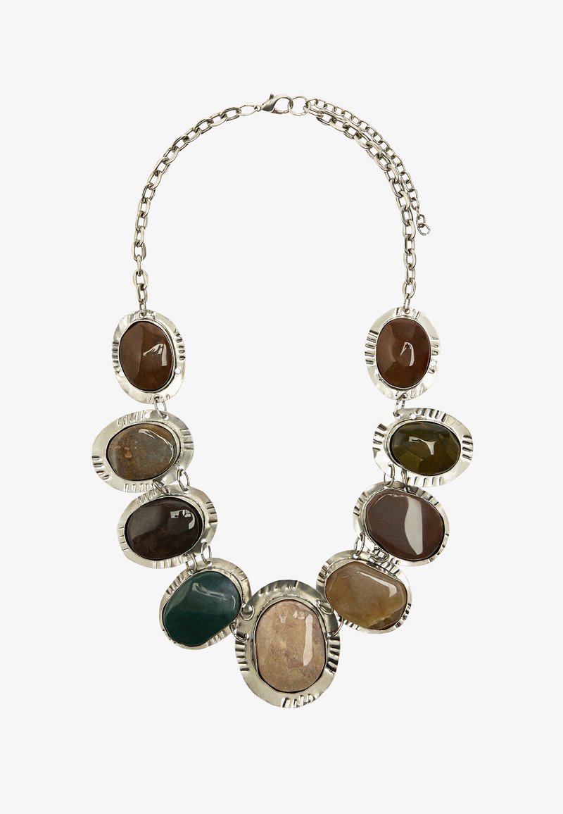 Srebrny naszyjnik łańcuszkowy z dziewięcioma dużymi, wypolerowanymi owalnymi kamieniami w odcieniach brązu, zieleni i beżu, każdy osadzony w teksturowanych srebrnych ramach.