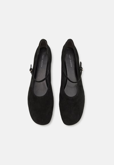 Ballerines en suède noir avec un bout arrondi et une bride de cheville. Doublure intérieure lisse et design minimaliste. Pas de matériel visible.