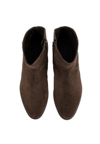 Stivaletti in suede marrone, con una texture liscia, punta arrotondata, chiusura a zip laterale e design minimalista.