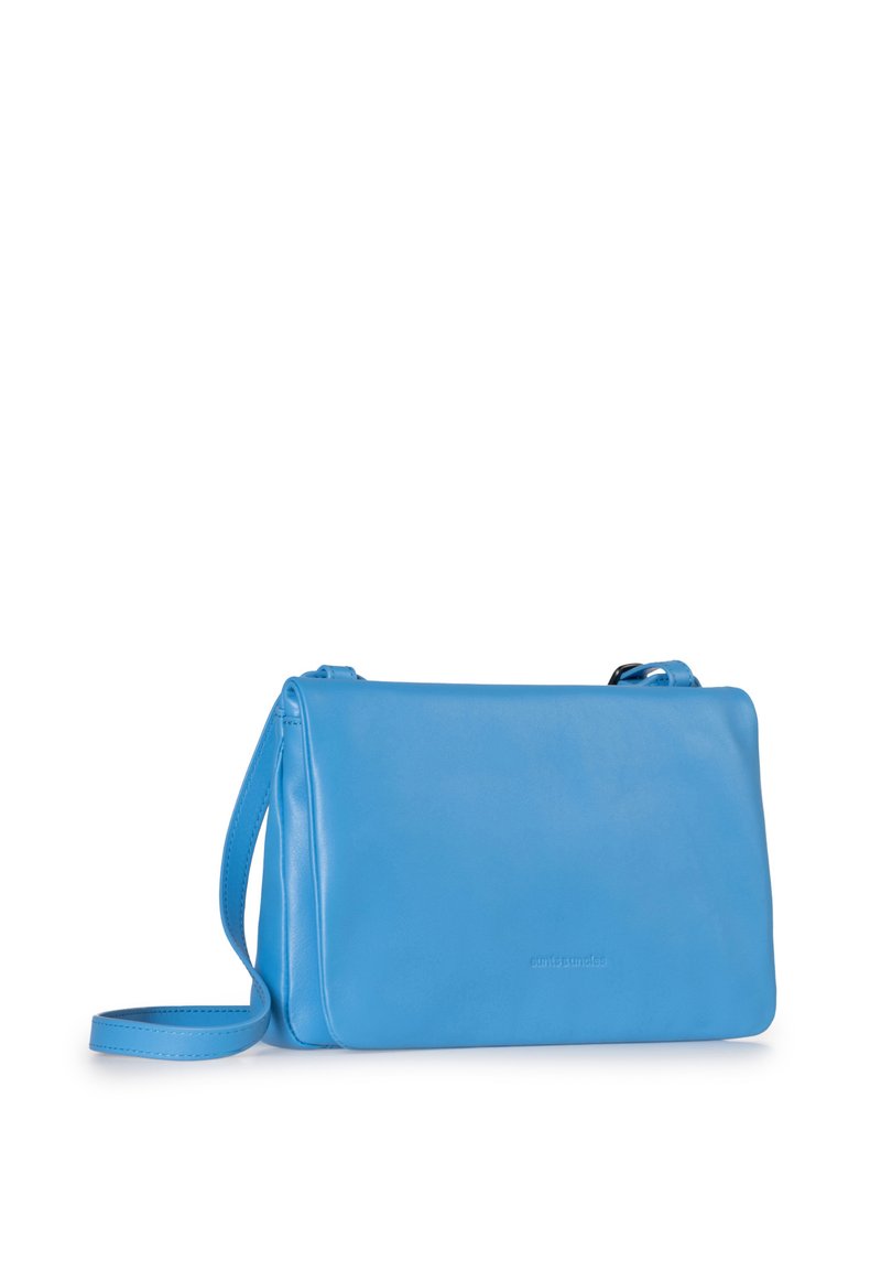 Borsa a tracolla blu in pelle con una superficie liscia, forma rettangolare e tracolla regolabile. Presenta un logo in rilievo discreto sulla parte anteriore.