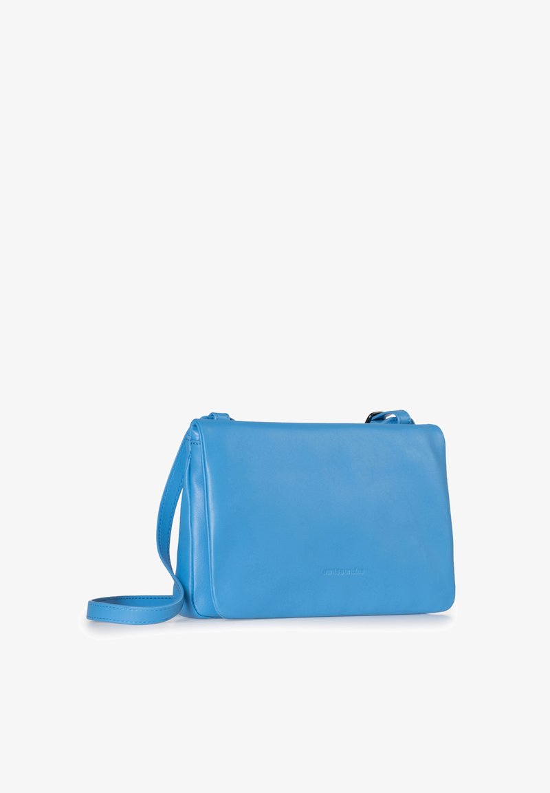 Borsa a tracolla blu in pelle con una superficie liscia, forma rettangolare e tracolla regolabile. Presenta un logo in rilievo discreto sulla parte anteriore.