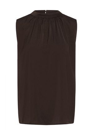 Blouse sans manches marron foncé avec un col rond haut présentant de fines plis horizontaux et un détail de tissu froncé sous le col.