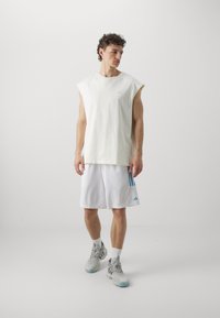adidas Performance 3 STRIPES SHORT - Sport rövidnadrágok - white/semi blue burst