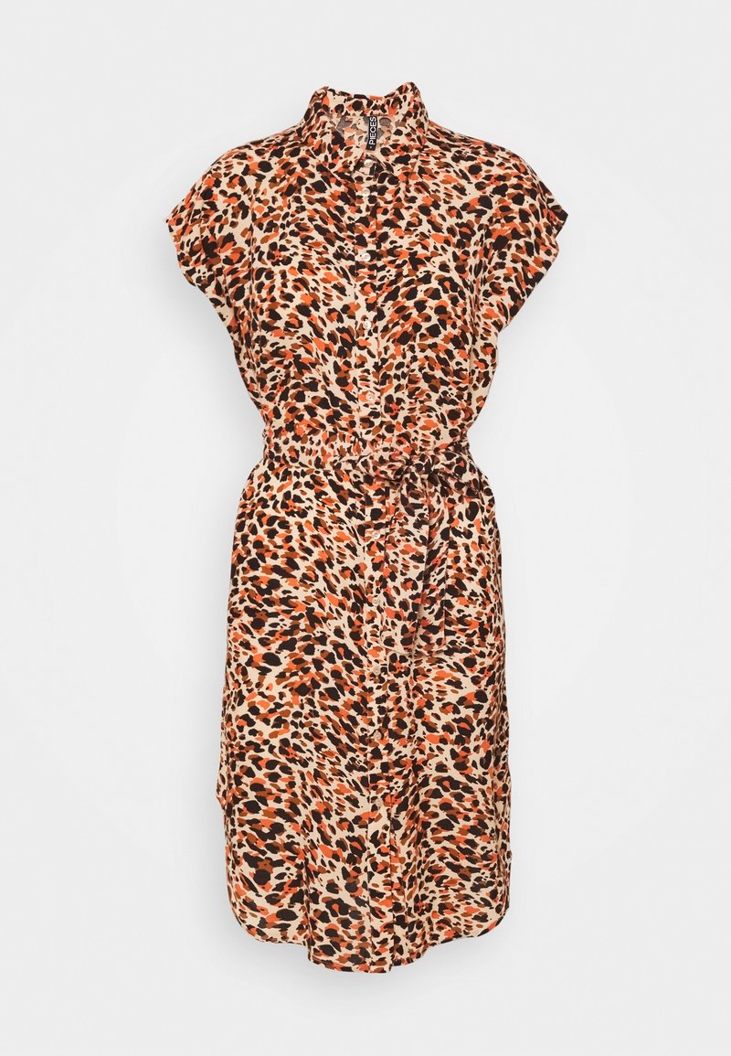 Abito camicia in stampa leopardata nei toni beige, arancione e nero. Presenta maniche corte, bottoni sul davanti e vita regolabile con cordino.