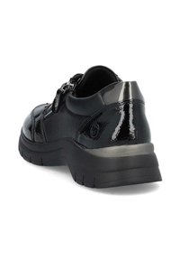 Černá kožená bota s lesklými lakovanými akcenty, zaoblený design, silná gumová podrážka a dekorativní boční zip. Texturovaný povrch na podpatku.