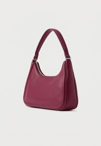 Bordeaux színű bőr kézi táska egyetlen párnázott pánttal és felső cipzárral, téglalap alakú, lekerekített élekkel, fehér háttéren bemutatva.