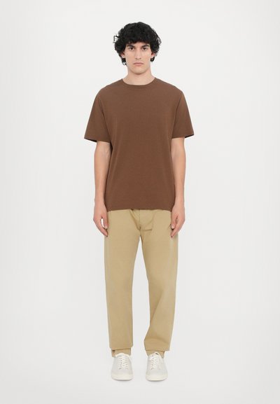 CLOSED BERGEN TAPERED - Chinos - beige