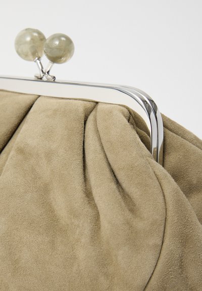 Μπεζ σουέντ τσάντα φάκελος με ασημένιο μεταλλικό πλαίσιο και δύο στρογγυλά κουμπώματα κλειδώματος.