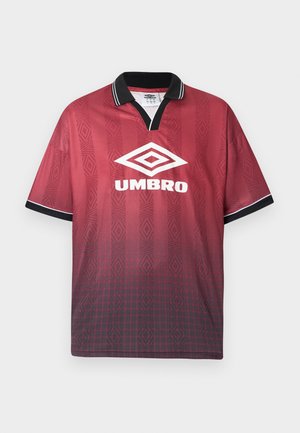 Tricou sport cu mânecă scurtă în degrade roșu, cu guler și margini ale mânecilor negre, având logo-ul Alb Umbro și un model geometric alb.
