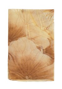 Sciarpa traslucida in tonalità beige caldo, caratterizzata da un motivo di foglie floreali con dettagli sottili e una texture morbida. I bordi sono tagliati, non rifiniti.