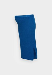 Stickad blå pennkjol med ribbad textur, knä-lång, med ett sidoklyv för ökad rörlighet och en figurnära silhuett.