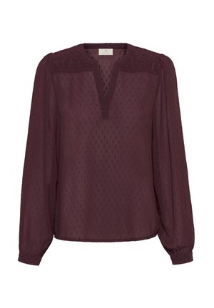 Blusa burdeos con mangas largas, patrón de puntos texturizados, escote en V y detalles fruncidos en los hombros, confeccionada en una tela ligera.
