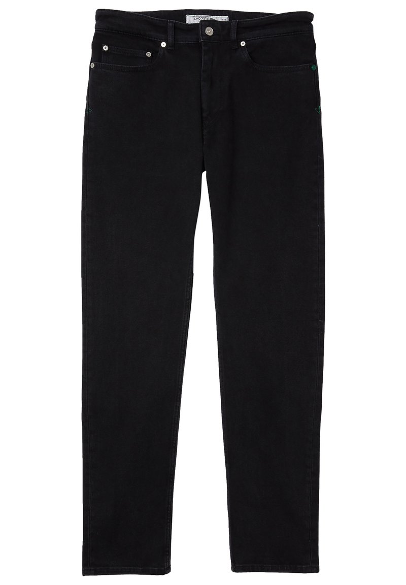 Schwarze Jeans aus Denim mit geradem Bein, fünf Taschen, silberner Hardware und einem kleinen grünen Akzent nahe der vorderen Tasche.