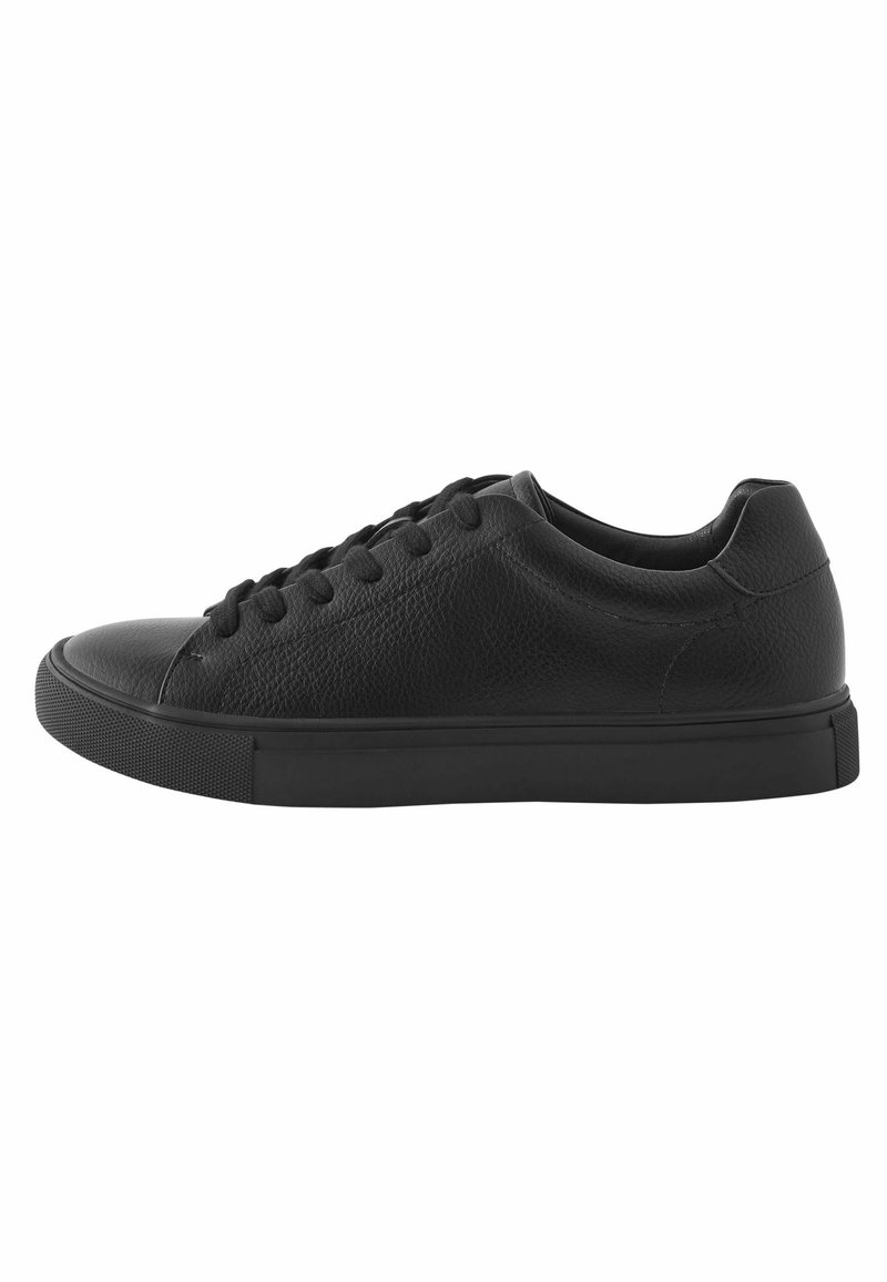 Svart lädersneaker med texturerad ovandel, rund tå, gummisula, platta snören och subtila sömdetaljer längs sidan.