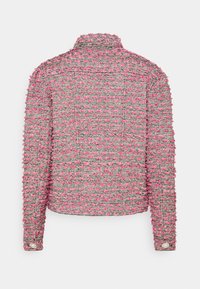 Struktureret jakke i pink og grå, med krave, lange ærmer og knaplukning med perle detaljer. Stoffet har et vævet mønster.