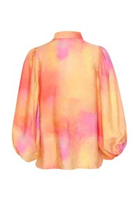 Bluză cu mânecă lungă dintr-un material ușor, texturat, cu un model tie-dye pastel în nuanțe de roz, portocaliu și galben, având guler și mâneci bufante.
