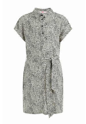 Robe à manches courtes avec col, motif moucheté noir et blanc, ceinture en tissu nouée à la taille.