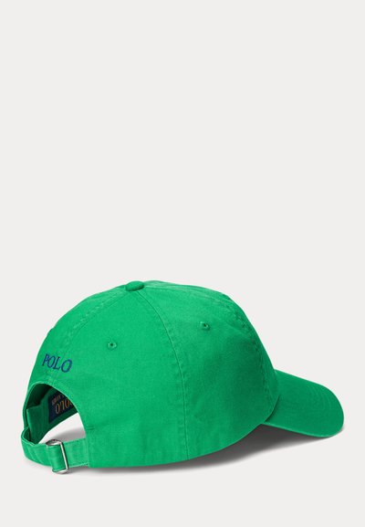 Grønn bomullsbaseballcaps med brodert "POLO" i blått. Har justerbar stropp bak og buet brem.