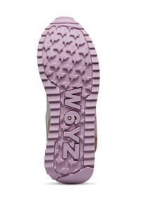 Suola di scarpa con una superficie in gomma viola testurizzata, caratterizzata da motivi a stella, creste e il testo in rilievo "W6YZ" ben visibile.