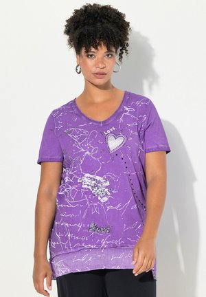 Paarse katoenen T-shirt met V-hals, korte mouwen en verschillende witte en zilveren grafische ontwerpen, waaronder een hart en decoratieve tekst.