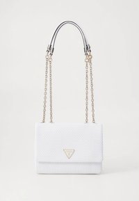 Geantă albă texturată, cu un logo triunghiular, având o curea cu lanț argintiu și o închidere cu clapetă. Designul este minimalist și structurat.