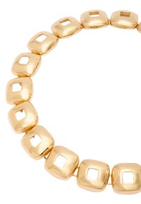 Bracciale in oro con maglie quadrate dal finitura lucida e quadrati intagliati. Ogni maglia è liscia e riflettente, creando un design armonioso.