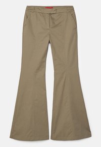 Pantalons marron évasés en tissu à texture lisse. Présentent des poches avant, des passants de ceinture et un logo rouge en contraste à la taille.