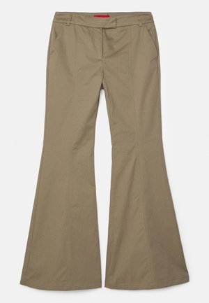 Braune Schlaghosens aus einem glatten Stoff. Verfügen über Fronttaschen, Gürtelschlaufen und kontrastierendes rotes Branding am Bund.