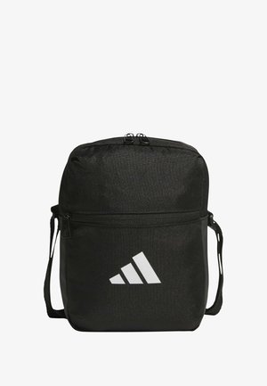 Zaino nero in tessuto texturizzato, chiusura con doppia zip e tracolla regolabile. Presenta un logo Adidas bianco ben visibile nella parte anteriore.