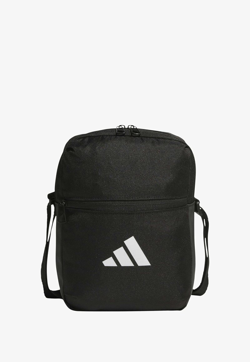 Černý batoh s texturovanou tkaninou, dvojitým zipem a nastavitelným popruhem. Na přední straně se nachází výrazné bílé logo Adidas.