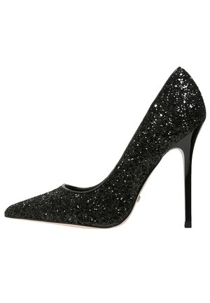 Chaussure à talon haut stiletto noire recouverte de paillettes noires avec un bout pointu et un talon fin brillant.